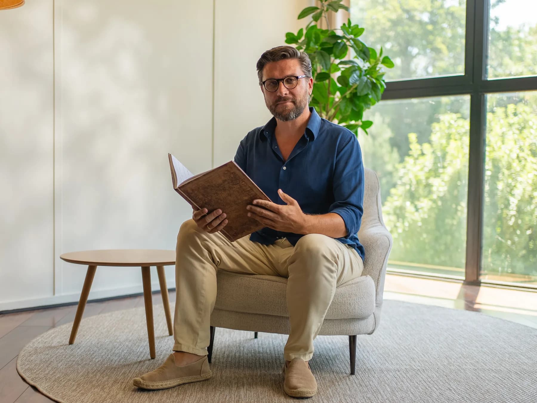 Guilhem Cayzac, un carnet à la main, dans la lumière